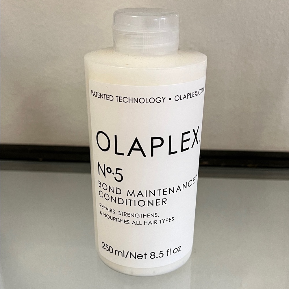 OLAPLEX No. 5 Bond Maintenance Conditioner - White